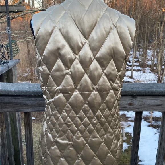 Lands End women’s Puffer vest. Like new! - Picture 4 of 6